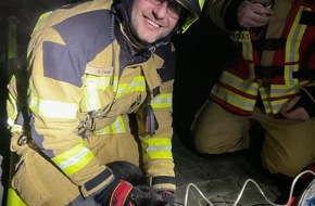 Freiwillige Feuerwehr Alpen: FW Alpen: Kellerbrand - Einsatzkr&auml;fte retten Katze