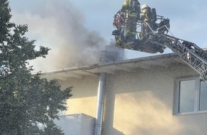 Feuerwehr Bremerhaven: FW Bremerhaven: Feuerwehr löscht Dachstuhlbrand in der Hafenstraße