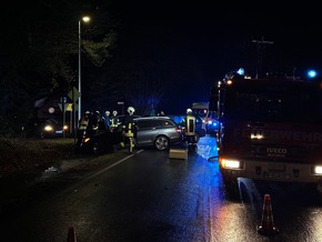 FW-AUR: Zusammenprall zweier PKW / Feuerwehr transportiert Schulkinder