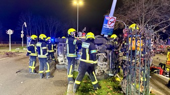 Feuerwehr MTK: Pkw prallt gegen Laternenmast: Fahrerin nach Alleinunfall befreit