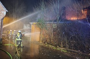 Kreisfeuerwehrverband Rendsburg-Eckernförde: FW-RD: Ehemaliges Wirtschaftsgebäude in Gokels (Kreis Rendsburg-Eckernförde) in Vollbrand