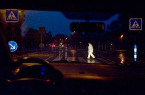 Deutscher Verkehrssicherheitsrat e.V.: Dunkelheit: Gefahr für Fußgänger / DVR: Auf das gute Sehen und Gesehen werden kommt es an (BILD)
