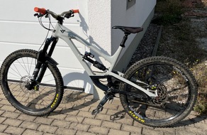 Landespolizeiinspektion Jena: LPI-J: Gestohlenes Fahrrad an rechtmäßigen Eigentümer übergeben - Polizei sucht Besitzer eines weiteren Fahrrades