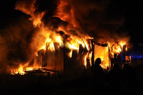 FW-KLE: Erstmeldung: Brand eines kunststoffverarbeitenden Betriebs im Gewerbegebiet Bedburg-Hau