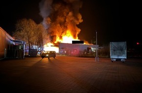 Polizeiinspektion Wilhelmshaven/Friesland: POL-WHV: Brand im Baumarkt in Varel - Die Brandbekämpfungsmaßnahmen dauern noch an