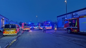 Freiwillige Feuerwehr Menden: FW Menden: Verstorbene Person nach Brand in Werkstatt