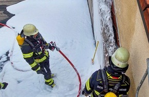 Feuerwehr München: FW-M: Dehnfugenbrand beschäftigt Feuerwehr (Pasing)