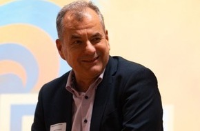 b-steps GmbH: Nervende Mitarbeiter? Oder eher überforderte Chefs? Starke Praxisimpulse und Tipps vom Weltmeister für Unternehmer und Führungskräfte beim b-steps summit 2025