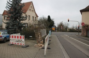 Polizeidirektion Landau: POL-PDLD: Edenkoben - Unfallflucht/Polizei sucht Fahrer eines Sattelzuges (FOTO)