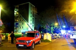 Feuerwehr Essen: FW-E: Brennt Haustür in Hochhaus, zwei Frauen mit Rauchvergiftung ins Krankenhaus