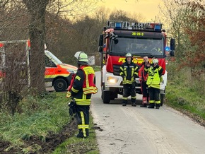 POL-STD: LKW mit Bohrgerät kommt von der Fahrbahn ab und kippt seitlich in den Graben - aufwendige Bergung erforderlich - Hoher Sachschaden entstanden