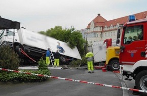 Feuerwehr der Stadt Arnsberg: FW-AR: Fahrerloser LKW rollt in Arnsberg über Kreuzung und stürzt um