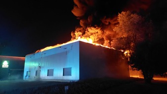 Feuerwehr Bocholt: FW Bocholt: Brennt Werkstatt in voller Ausdehnung - Feuerwehr Bocholt im Großeinsatz