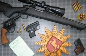 Polizeiinspektion Cuxhaven: POL-CUX: Waffenbehörden und Polizei im Landkreis Cuxhaven und in der Wesermarsch werben für die Abgabe von Waffen (Bildanlage als Download)