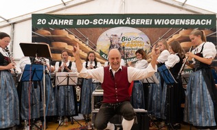 ​Tausende Menschen feiern mit der Bio-Schaukäserei Wiggensbach - Jubiläumsabend, Herbstmarkt und offene Türen zum 20-jährigen Bestehen