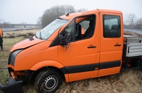 Kreispolizeibehörde Herford: POL-HF: Glatteis führt zu Unfall- VW Crafter landet auf Grünfläche