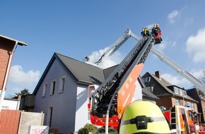 Kreisfeuerwehrverband Rendsburg-Eckernförde: FW-RD: Nach Dachstuhlbrand - Wohnhaus in Rendsburg total zerstört In der Fockbeker Chaussee in Rendsburg, wurde die Wohnanlage für zwölf Bewohner durch ein Feuer zerstört