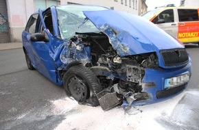 Polizei Hagen: POL-HA: Autofahrer will auf Fahrbahn wenden und es kommt zur Kollision - zwei Schwerverletzte