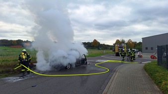 Freiwillige Feuerwehr der Gemeinde Sonsbeck: FW Sonsbeck: PKW-Brand in Sonsbecker Gewerbegebiet