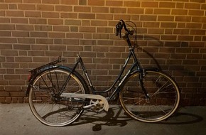 Kreispolizeibeh&ouml;rde Kleve: POL-KLE: Weeze - Unbekannter wirft Fahrrad von Eisenbahnbr&uuml;cke auf die Fahrbahn / Pkw besch&auml;digt / Polizei sucht Zeugen