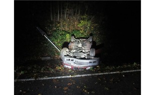 Polizei Mettmann: POL-ME: BMW landet bei Alleinunfall auf dem Dach - Velbert - 2211143