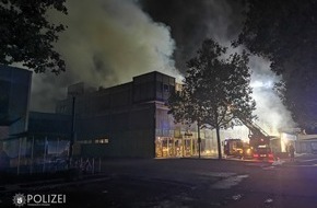Polizeipräsidium Westpfalz: POL-PPWP: Großbrand in der Innenstadt zerstört zwei Gebäudekomplexe