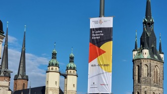 Tag der Deutschen Einheit: Halle (S.) bereitet sich auf das Einheitsfest vor – Banner stimmen die Hallenser ein