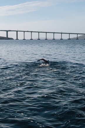 Erneuter Erfolg für Extremschwimmerin in Australien / Nathalie Pohl triumphiert mit beeindruckender Leistung beim &quot;Derwent River Big Swim&quot;