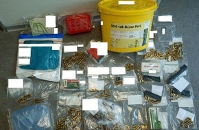 Polizeiinspektion Wilhelmshaven/Friesland: POL-WHV: Fund eines Farbeimers mit Munition sowie Waffenteilen und Zubehör - Polizei sucht Zeugen (mit Foto)