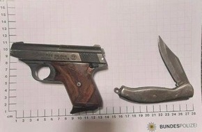 Bundespolizeidirektion Sankt Augustin: BPOL NRW: 19-Jähriger führt Schreckschusswaffe und Messer mit sich +++Foto+++