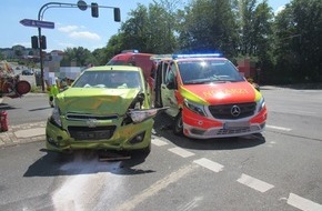 Polizei Mettmann: POL-ME: Unfall mit dem Notarztfahrzeug: Drei Leichtverletzte - Velbert - 2306099