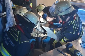 Feuerwehr München: FW-M: Hand in Teigknetmaschine eingeklemmt (Milbertshofen)