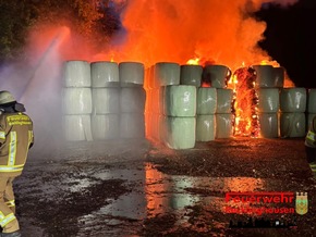 FW-RE: Erstmeldung: Brand von mehreren Strohballen auf einem landwirtschaftlichen Betrieb - Feuerwehr im Großeinsatz