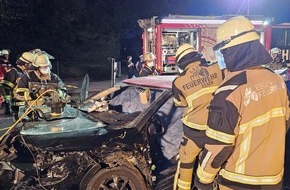 Feuerwehr Essen: FW-E: Schwerer Verkehrsunfall - zwei Personen durch technische Rettung aus Pkw befreit