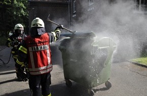 Freiwillige Feuerwehr Bedburg-Hau: FW-KLE: Containerbrand an der Buchenallee