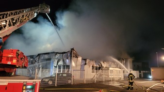 FW-OE: Vollbrand eines Handwerksbetriebs in Lennestadt-Altenhundem