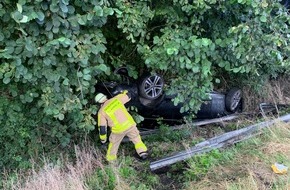 Feuerwehr Gladbeck: FW-GLA: Verkehrsunfall auf der Autobahn: Fahrzeug landet im Graben