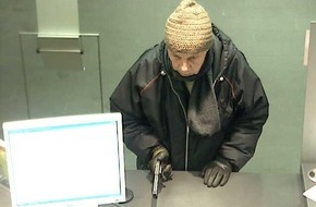 Polizei Rhein-Erft-Kreis: POL-REK: Polizei sucht Bankräuber mit einem Foto -  Belohnung in Höhe von 2000 Euro ausgelobt - Brühl