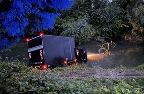 Polizeidirektion Landau: POL-PDLD: Neuburg am Rhein - LKW-Fahrer muss aus Altrhein gerettet werden
