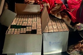 Hauptzollamt Erfurt: HZA-EF: Schlecht versteckt vom Zoll entdeckt / Ehepaar schmuggelt rund 23.000 Zigaretten unter Wolldecken und zahlt 8.000 Euro