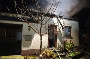 Feuerwehr Plettenberg: FW-PL: Folgemeldung.Wohnhaus komplett durch Brand zerstört. Bewohner war nicht zu Hause