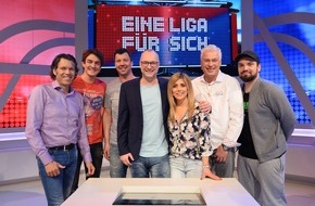 Sky Deutschland: Zwei Urgesteine unter sich: Urs Meier gegen Toni Polster im direkten Duell bei "Eine Liga für sich" am 1. Mai exklusiv auf Sky 1