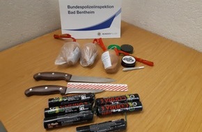 Bundespolizeiinspektion Bad Bentheim: BPOL-BadBentheim: 22-Jähriger mit verbotenen Messern und Feuerwerkskörpern erwischt