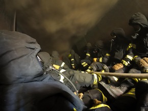 FW-EN: Feuerwehr Herdecke trainiert realistische Brandeinsätze in einem Übungscontainer - Hygienekonzept wird beübt