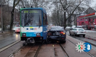 Polizei Duisburg: POL-DU: Dellviertel: Straßenbahn beim Wenden übersehen - Ein Verletzter