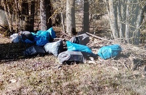 Polizeipräsidium Ulm: POL-UL: (UL) Blaubeuren - Große Mengen Müll entsorgt / Am Dienstag fand ein Zeuge die Müllsäcke.