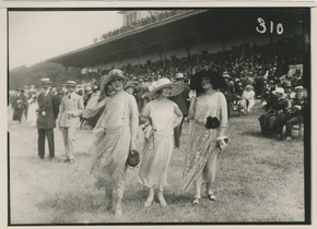 Neue grosse Sonderausstellung im Textilmuseum St.Gallen: „Mise en Scène. Modefotografie von der Belle Epoque bis heute“ ab dem 3. Juli 2026