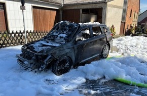 Feuerwehr Altenbeken: FW-PB: PKW Brand im Ortsteil Buke / Feuerwehr verhindert weitere Ausbreitung