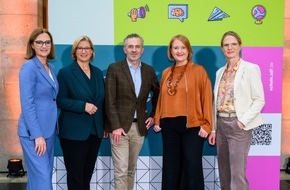 ZDF: ZDF startet neue Bildungsinitiative "ZDF goes Schule" / Mehr Wissensvermittlung, leichtere Zugänge zu Bildungsinhalten und ein neues Netzwerk mit Partnerschulen