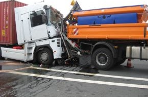 Polizeiinspektion Cuxhaven: POL-CUX: Verkehrsunfall zwischen Sattelzug und einem Absicherungsfahrzeug der
Autobahnmeisterei (Bild in digitaler Pressemappe)